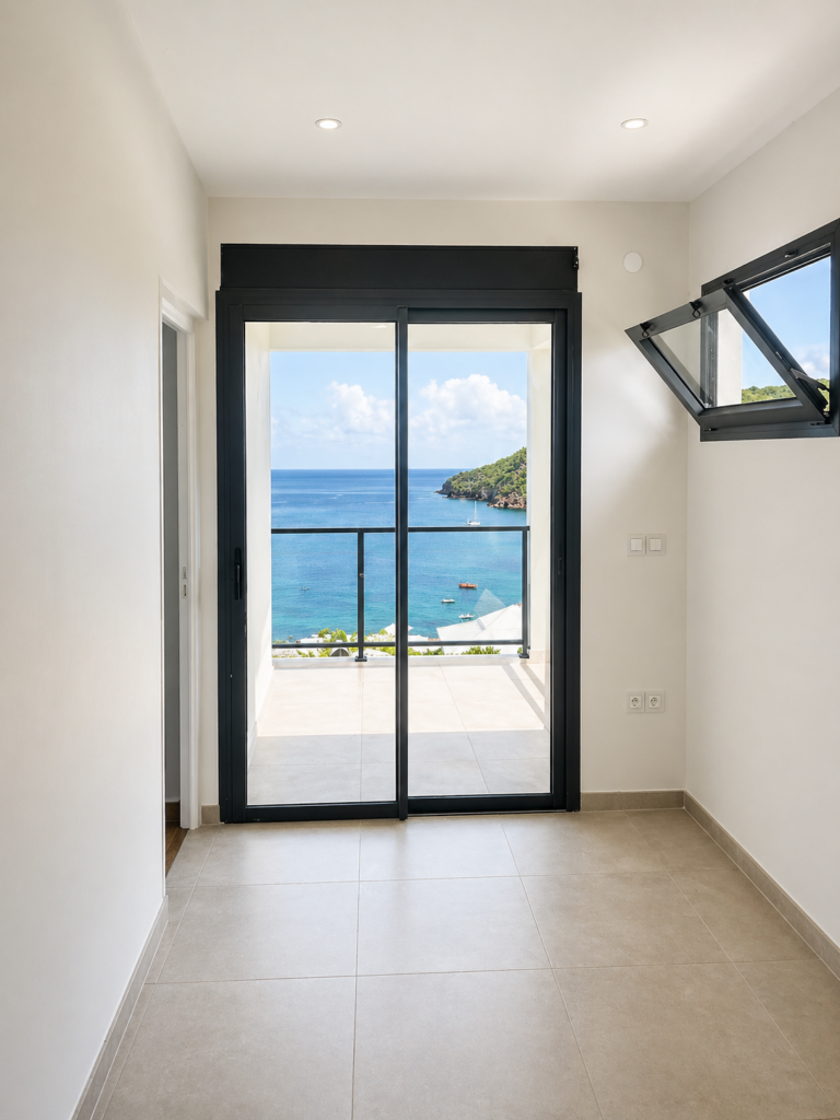 Baie vitrée alu noir et fenêtre oscillo-battante vue mer et îlot tropical — Pose 24 Martinique