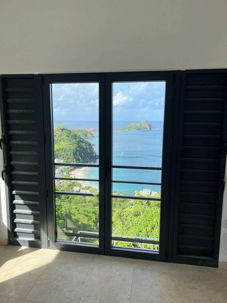 Baie vitrée alu noir vue mer et îlot tropical — Pose 24 Martinique