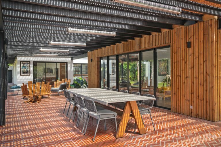 Baie vitrée coulissante alu noir dans couloir donnant sur patio intérieur — Pose 24 Martinique