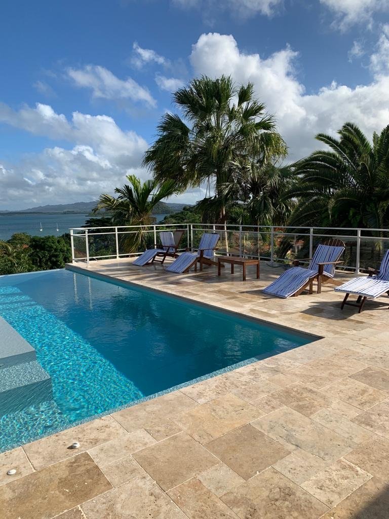 Baie vitrée fixe alu noir vue mer — Pose 24 Martinique