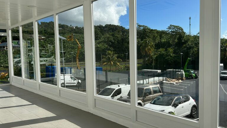 Façade vitrée commerciale alu blanc local professionnel — Pose 24 Martinique