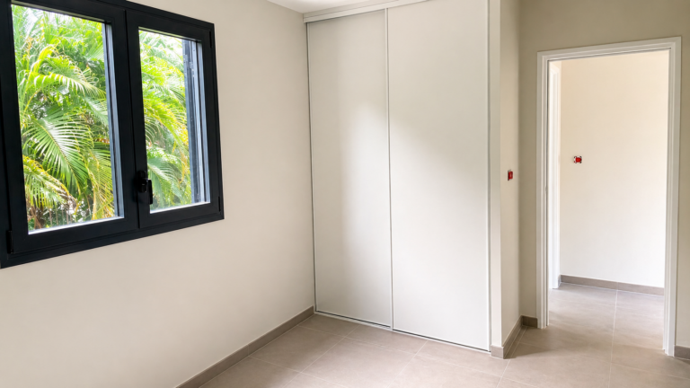 Fenêtre alu noir avec dressing blanc chambre vue jardin tropical — Pose 24 Martinique