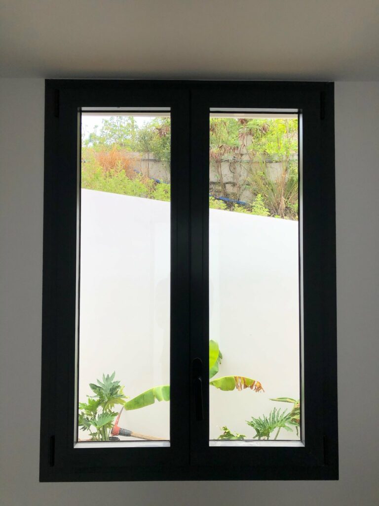Fenêtre alu noir double vantail vue jardin tropical — Pose 24 Martinique