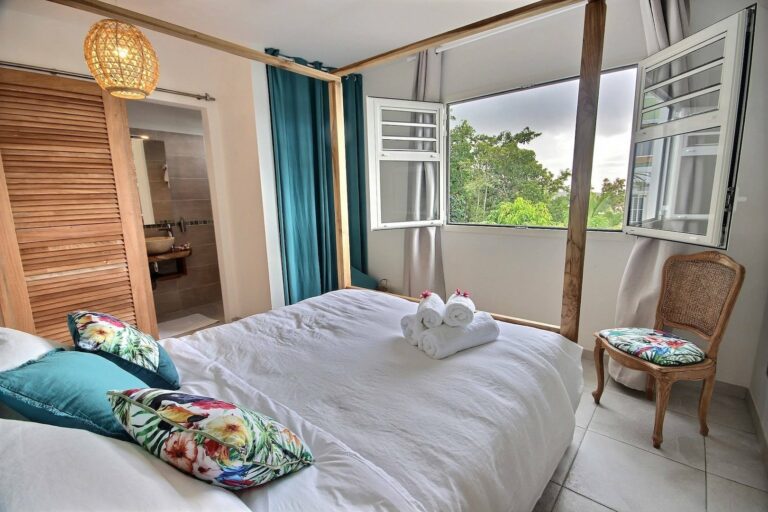 Chambre vue mer avec fenêtre et porte-fenêtre à jalousies style colonial — Pose 24 Martinique