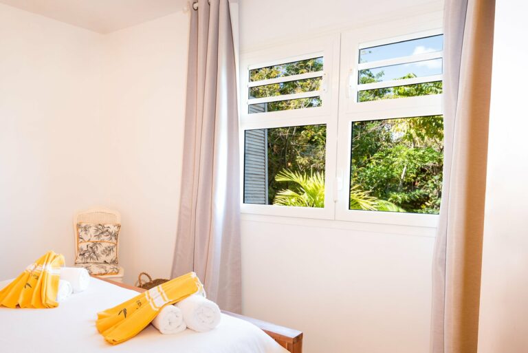 Chambre vue jardin fenêtre PVC blanche 4 vantaux à jalousies — Pose 24 Martinique