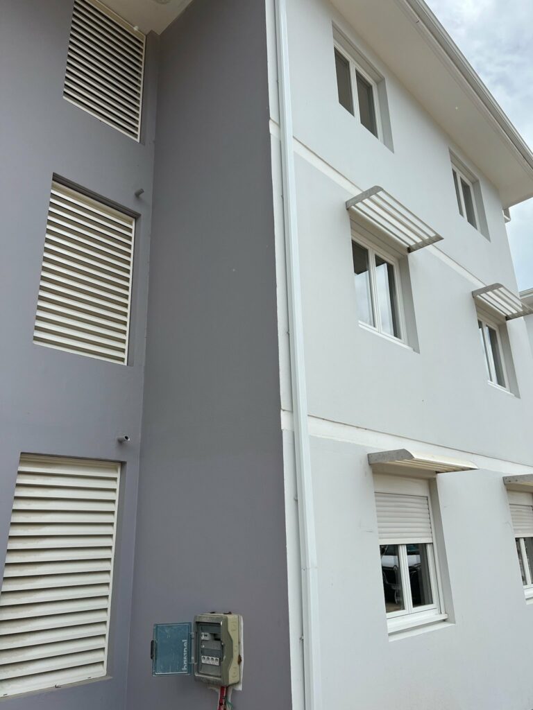 Façade immeuble 3 niveaux avec fenêtres PVC blanches — Pose 24 Martinique