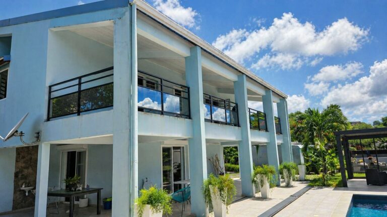 Façade villa créole moderne avec garde-corps alu noir filaire terrasses étage — Pose 24 Martinique