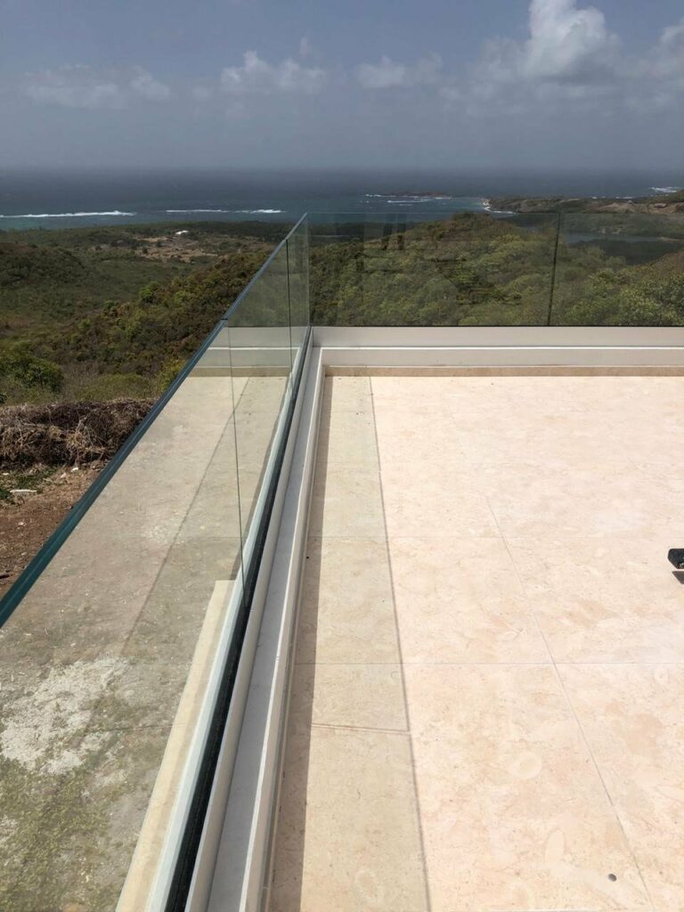 Terrasse béton brut chantier garde-corps verre montant alu blanc vue mer panoramique — Pose 24 Martinique