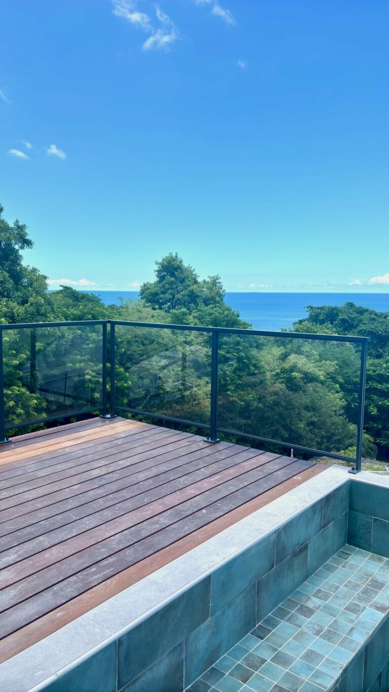 Terrasse bois avec garde-corps en verre vue mer — Pose 24 Martinique