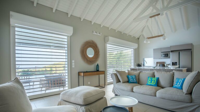 Pergola bioclimatique blanche au-dessus salon vue mer — Pose 24 Martinique