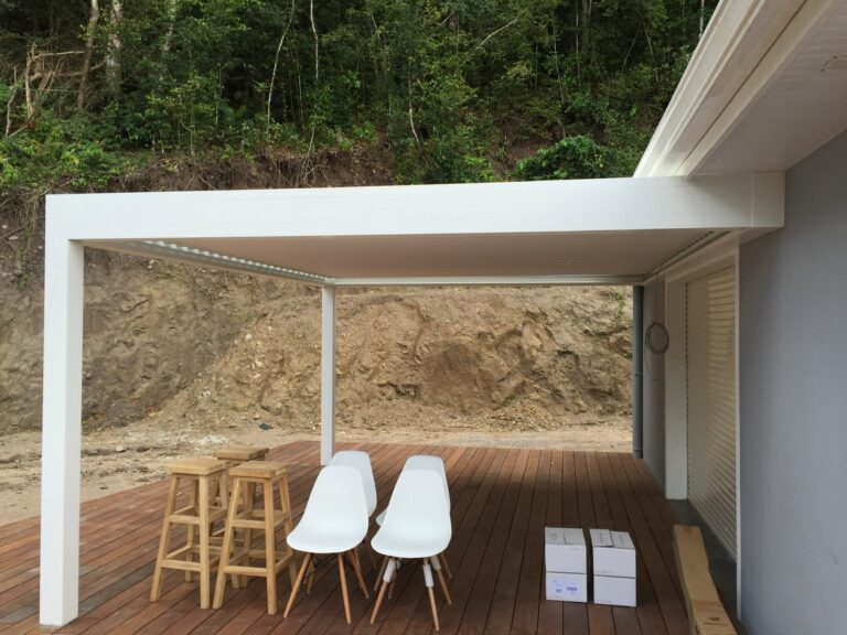 Pergola bioclimatique blanche neuve terrasse bois en chantier vue arrière — Pose 24 Martinique