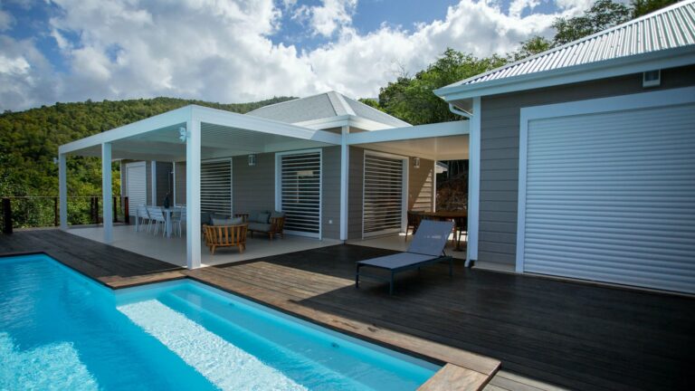 Extérieur villa moderne avec pergola bioclimatique blanche au-dessus piscine — Pose 24 Martinique