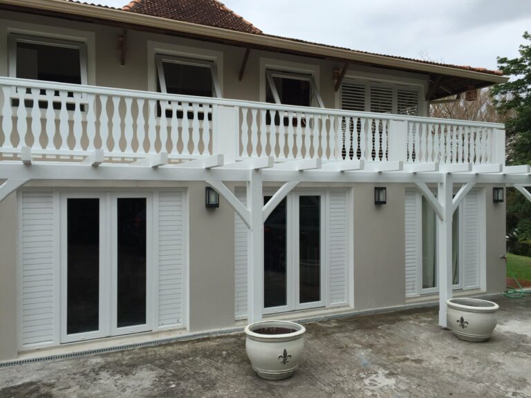 Pergola bioclimatique blanche villa avec piscine et vue mer — Pose 24 Martinique