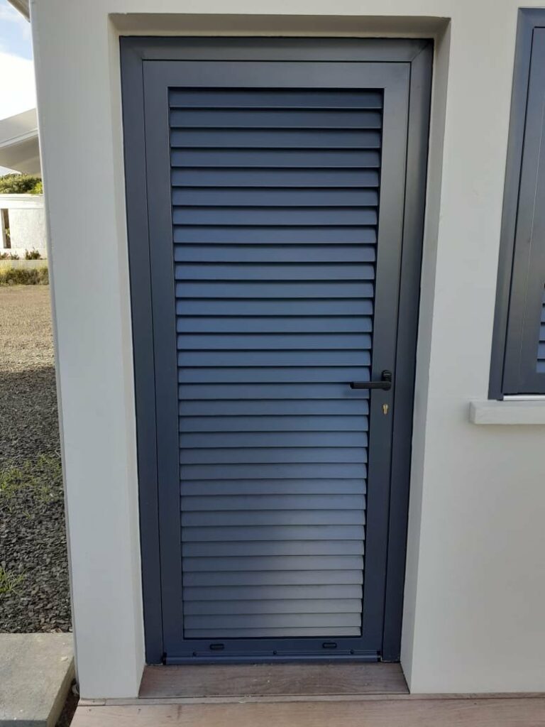 Porte d'entrée pleine alu anthracite à lames horizontales décor — Pose 24 Martinique