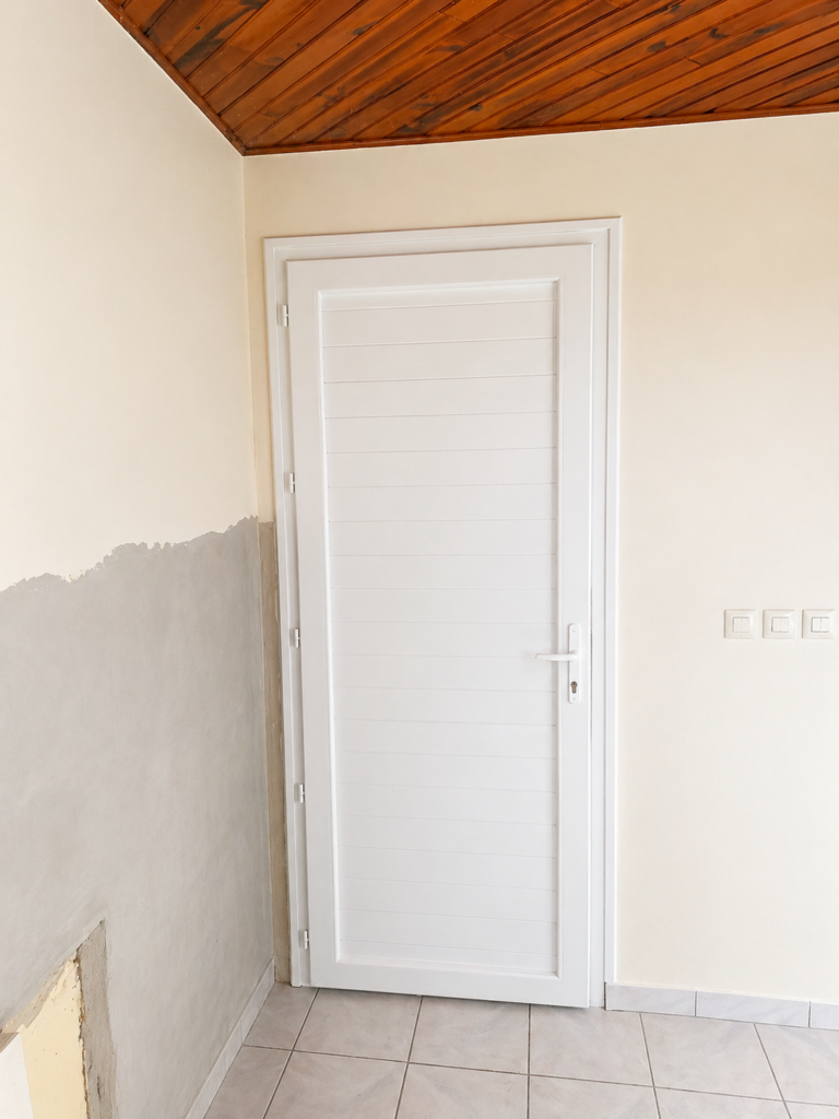 Porte d'entrée PVC blanche pleine à lames verticales décor — Pose 24 Martinique