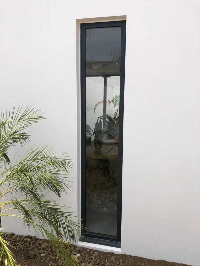 Porte PVC alu blanche pleine à lames sur cabine extérieure — Pose 24 Martinique